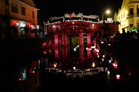 Đêm xuống, ghé đến chùa Cầu, bạn sẽ thấy sắc màu lung linh huyền ảo. Đêm xuống, ghé đến chùa Cầu, bạn sẽ thấy sắc màu lung linh huyền ảo.