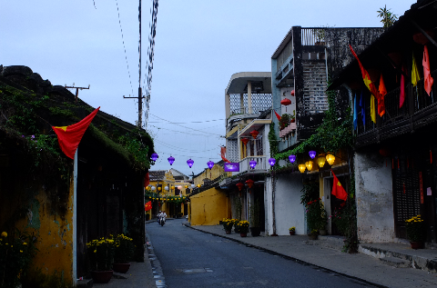 Sáng sớm tinh mơ, phố vẫn còn những ánh đèn lồng. Sáng sớm tinh mơ, phố vẫn còn những ánh đèn lồng.