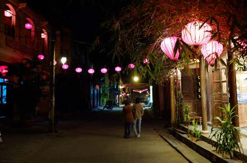 Phố khuya tĩnh mịch, thấy ta như lạc vào cõi bình yên. Phố khuya tĩnh mịch, thấy ta như lạc vào cõi bình yên.