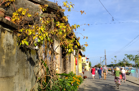 Kết thúc chuyến ghe trưa, đi dọc đường Bạch Đằng, bạn sẽ thấy thời gian như chậm lại cùng bước chân du khách. Kết thúc chuyến ghe trưa, đi dọc đường Bạch Đằng, bạn sẽ thấy thời gian như chậm lại cùng bước chân du khách.