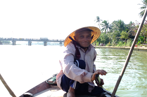 Buổi trưa vắng, đi thuyền sông Hoài, đưa ta về với hoài niệm xưa cũ. Buổi trưa vắng, đi thuyền sông Hoài, đưa ta về với hoài niệm xưa cũ.