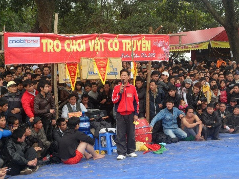 "Vật cổ truyền" vẫn là trò chơi được đông đảo du khách đứng xem và cổ vũ cho các đô vật.