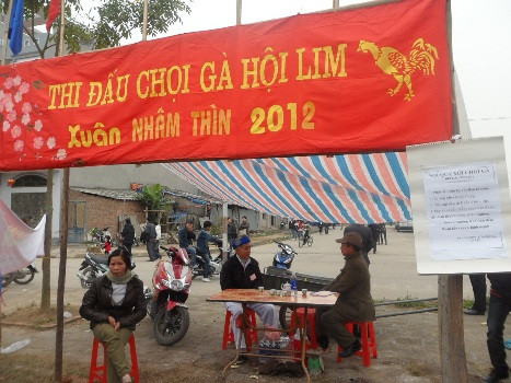 Hàng năm, cứ vào ngày 12 - 14 tháng Giêng hội Lim (trấn Lim, huyện Tiên Du, Bắc Ninh) lại khai hội. Về với Hội Lim là du khách lại được thưởng thức làn điệu dân ca quan họ qua các giọng ca, tiếng hát mượt mà giao duyên, hát đối của liền anh liền chị, được chiêm ngưỡng với những áo mớ bảy mớ ba, nón quai thao, yếm lụa sồi, chính là trang phục của các liền anh liền chị quan họ. Ngoài ra, du khách còn được thưởng thức hoặc trực tiếp tham gia những trò chơi dân gian mang đậm dấu ấn truyền thống của dân tộc Việt như đu tiên, đập niêu đất, bịt mắt bắt dê, chọi gà, đấu vật....