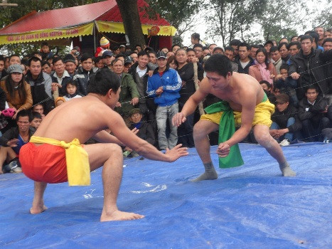 Hai đô vật thủ thế, lừa miếng và chuẩn bị lao vào nhau.