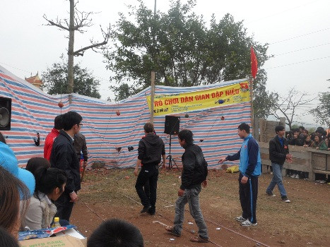 Đập niêu đất là trò thu hút đông đảo các bạn trẻ tham gia thi tài.