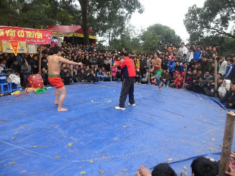 Sau nghi lễ bái tổ, hai đô vật thực hiện nghi thức xe đài. Những động tác xe đài được thể hiện rất đa dạng và đẹp mắt bởi đi khắp dải đất trên mọi miền tổ quốc, ở vùng nào có vật là ở đó có phong cách xe đài đặc trưng riêng biệt.