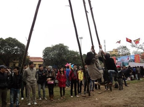 "Trai đu gối hạc khom khom cật. Gái uốn lưng ong ngửa ngửa lòng" - Đu tiên, trò chơi trong các lễ hội truyền thống được miêu tả trong bài thơ "Đánh đu" của nữ sĩ Hồ Xuân Hương xuất hiện khắp nơi tại Hội Lim năm nay.