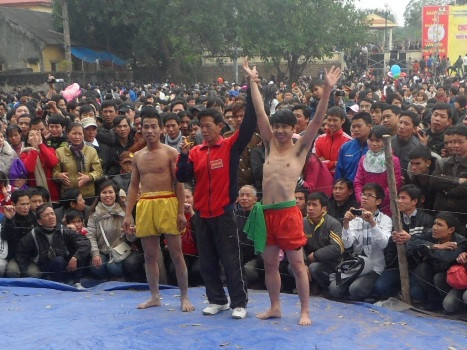 Trọng tài công bố đô vật giành chiến thắng trước sự hò reo, cổ vũ nhiệt tình của đông đảo khán giả.