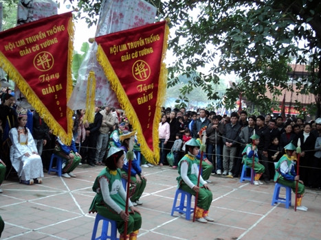Đánh cờ người - trò chơi đầy chất trí tuệ được thu hút nhiều người xem và tham dự.