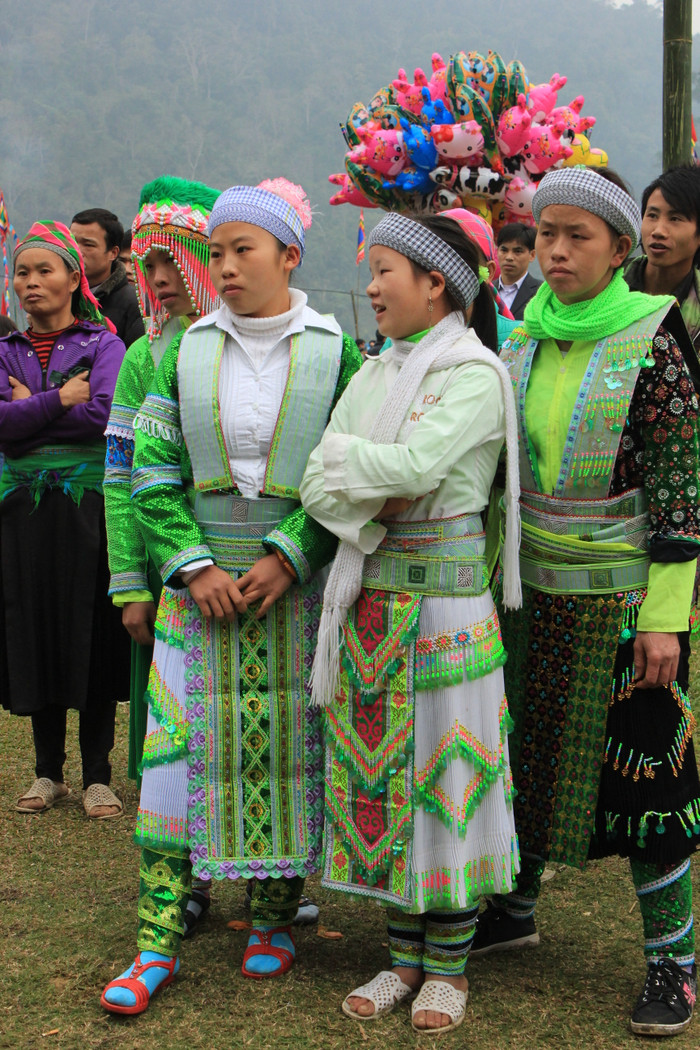 Các thiếu nữ xinh đẹp e ấp, đang say sưa xem lễ hội Các thiếu nữ xinh đẹp e ấp, đang say sưa xem lễ hội