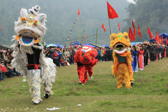 Lễ rước cỗ, dẫn đầu là 3 chú lân. Lễ rước cỗ, dẫn đầu là 3 chú lân.