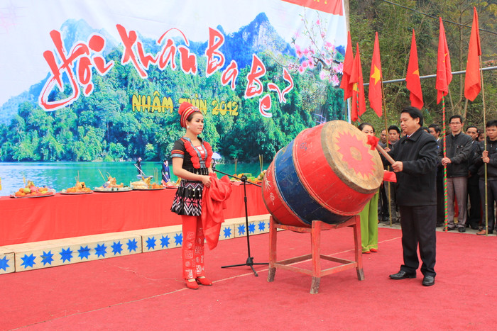 Đánh trống khai mạc lễ hội xuân hồ Ba Bể năm 2012 Đánh trống khai mạc lễ hội xuân hồ Ba Bể năm 2012