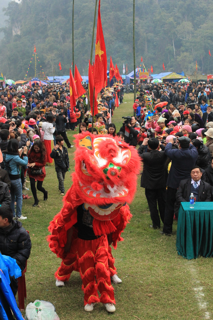 Hội xuân truyền thống mang đậm bản sắc của đồng bào dân tộc thiểu số vùng hồ Ba Bể. Ngày mùng 9 các xã, đơn vị, nhà hàng tập kết tại sân bãi hồ Ba Bể để dựng trại, trang trí gian hàng. Buổi tối, chương trình biểu diễn nghệ thuật được bắt đầu vào lúc 19h. Các tiết mục văn nghệ do đoàn văn nghệ tỉnh Bắc Cạn và đội văn nghệ của các xã đã đem đến cho người dân những tiết mục văn nghệ đặc sắc. Sáng mùng 10 diễn ra buổi lễ khai mạc hội xuân Ba Bể. Buổi lễ được mở đầu bằng lễ rước cỗ. Hội xuân truyền thống mang đậm bản sắc của đồng bào dân tộc thiểu số vùng hồ Ba Bể. Ngày mùng 9 các xã, đơn vị, nhà hàng tập kết tại sân bãi hồ Ba Bể để dựng trại, trang trí gian hàng. Buổi tối, chương trình biểu diễn nghệ thuật được bắt đầu vào lúc 19h. Các tiết mục văn nghệ do đoàn văn nghệ tỉnh Bắc Cạn và đội văn nghệ của các xã đã đem đến cho người dân những tiết mục văn nghệ đặc sắc. Sáng mùng 10 diễn ra buổi lễ khai mạc hội xuân Ba Bể. Buổi lễ được mở đầu bằng lễ rước cỗ.