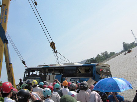 Chiếc xe được đưa lên bờ Chiếc xe được đưa lên bờ