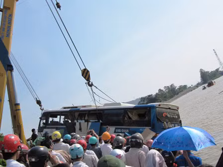 Chiếc xe được đưa lên bờ