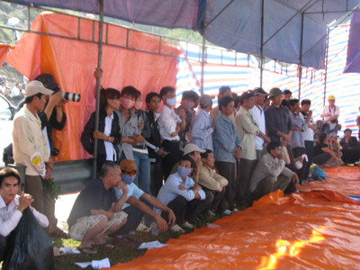 Không khí căng thẳng và mong ngóng trong nhà tạm Không khí căng thẳng và mong ngóng trong nhà tạm