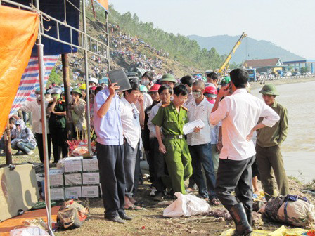 Cơ quan chức năng cùng người thân tiến hành nhận dạng các nạn nhân qua áo quần, giày dép Cơ quan chức năng cùng người thân tiến hành nhận dạng các nạn nhân qua áo quần, giày dép