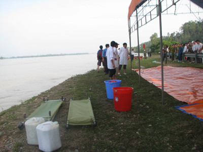 Nhà tạm dựng bên sông Lam Nhà tạm dựng bên sông Lam