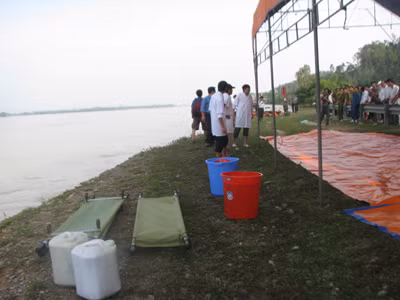 Nhà tạm dựng bên sông Lam