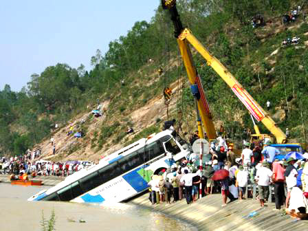 Chiếc xe đã được kéo lên gần hết Chiếc xe đã được kéo lên gần hết