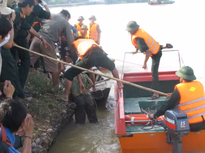 Thi thể người xấu số thứ 2 được đưa về điểm tập kết để tiến hành khâm liệm