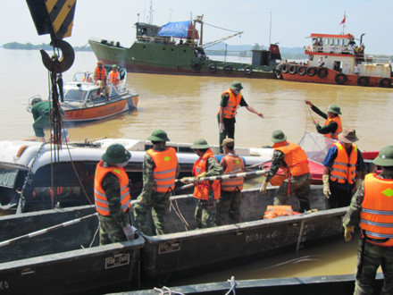 Nỗ lực đưa xe khách lên khỏi mặt nước giữa cái nắng gay gắt. Nỗ lực đưa xe khách lên khỏi mặt nước giữa cái nắng gay gắt.