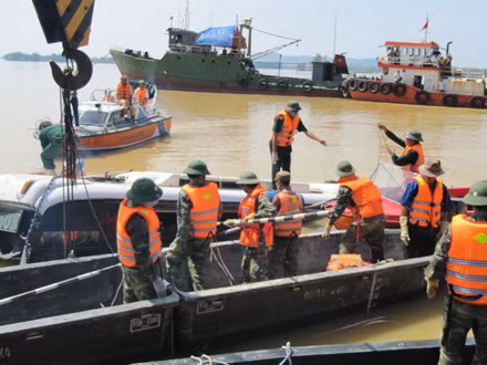 Nỗ lực đưa xe khách lên khỏi mặt nước giữa cái nắng gay gắt.