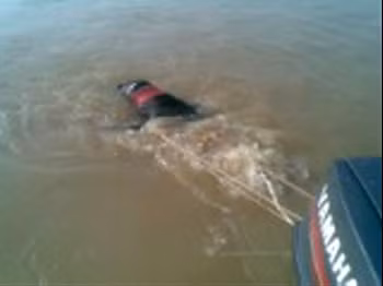 Xác người đàn ông đầu tiên được tìm thấy và được đưa vào bờ