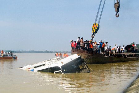 Chiếc xe nhấc dần khỏi mặt nước, các lực lượng tiếp tục tìm kiếm nạn nhân ở trong xe Chiếc xe nhấc dần khỏi mặt nước, các lực lượng tiếp tục tìm kiếm nạn nhân ở trong xe