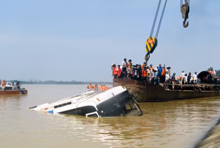 Chiếc xe nhấc dần khỏi mặt nước, các lực lượng tiếp tục tìm kiếm nạn nhân ở trong xe