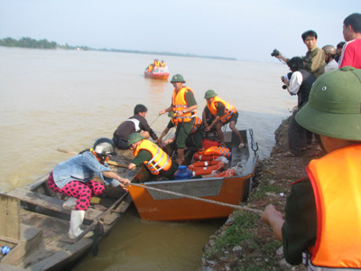 Xà lan, tàu được bổ sung để cố định vị trí triển khai trục vớt xe khách. Cát đã tràn vào nửa thân xe. Theo Thượng tá Trần Trọng Thông - chỉ huy lực lượng cứu hộ - phải đến trưa nay may ra mới có thể trục vớt được chiếc xe lên. Xà lan, tàu được bổ sung để cố định vị trí triển khai trục vớt xe khách. Cát đã tràn vào nửa thân xe. Theo Thượng tá Trần Trọng Thông - chỉ huy lực lượng cứu hộ - phải đến trưa nay may ra mới có thể trục vớt được chiếc xe lên.