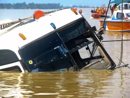 Phần đầu xe đã được đưa lên mặt nước. Ảnh chụp lúc 12h45 phút