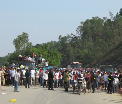 Đông nghịt người bên dòng Lam Đông nghịt người bên dòng Lam