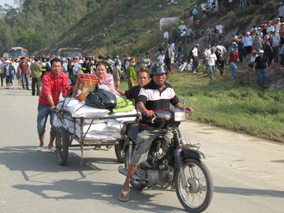 Những tải trà được chở đến hiện trường để giữ gìn xác các nạn nhân Những tải trà được chở đến hiện trường để giữ gìn xác các nạn nhân