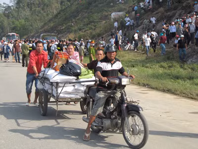 Những tải trà được chở đến hiện trường để giữ gìn xác các nạn nhân