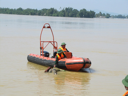 Vớt thi thể một nạn nhân Vớt thi thể một nạn nhân
