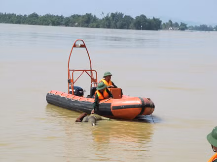 Vớt thi thể một nạn nhân