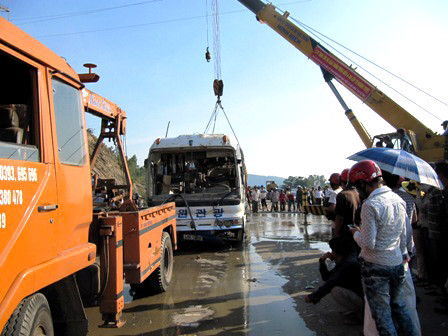 Chiếc xe khách được cẩu đưa về phục vụ điều tra Chiếc xe khách được cẩu đưa về phục vụ điều tra