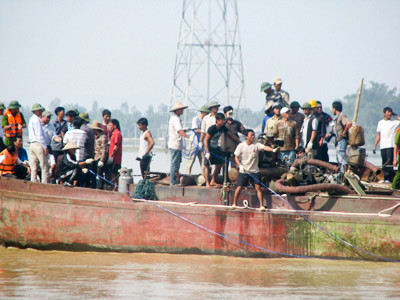 Cáp đã móc được vào thân xe khách. Các đội cứu hộ đang nỗ lực trục vớt xe. Cáp đã móc được vào thân xe khách. Các đội cứu hộ đang nỗ lực trục vớt xe.