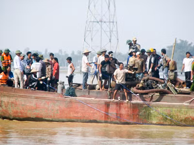 Cáp đã móc được vào thân xe khách. Các đội cứu hộ đang nỗ lực trục vớt xe.