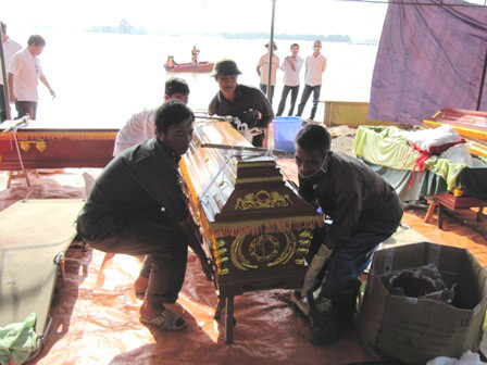 Đưa thi thể các nạn nhân xấu số về quê Đưa thi thể các nạn nhân xấu số về quê