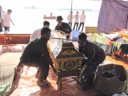 Đưa thi thể các nạn nhân xấu số về quê