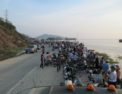 Hàng trăm người dân tập trung bên bờ sông từ sáng sớm Hàng trăm người dân tập trung bên bờ sông từ sáng sớm