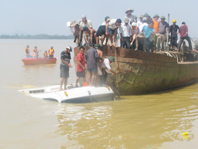 Phần trên chiếc xe đã nhô lên khỏi mặt nước Phần trên chiếc xe đã nhô lên khỏi mặt nước