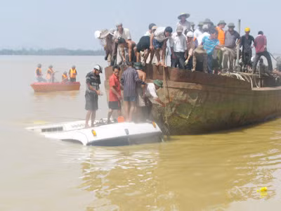 Phần trên chiếc xe đã nhô lên khỏi mặt nước