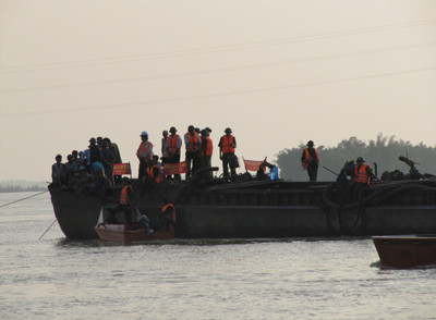Tất cả đã sẵn sàng cho cuộc trục vớt. Tất cả đã sẵn sàng cho cuộc trục vớt.