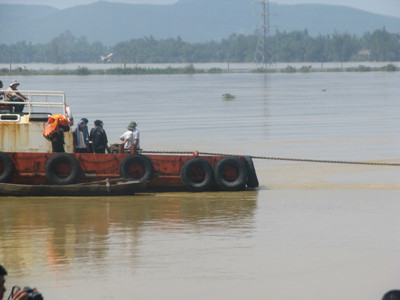 Cuộc trục vớt xe khách gặp nhiều trở ngại. Dây cáp bị đứt giữa chừng khiến chiếc xe lại trôi xa 5m Cuộc trục vớt xe khách gặp nhiều trở ngại. Dây cáp bị đứt giữa chừng khiến chiếc xe lại trôi xa 5m