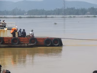 Cuộc trục vớt xe khách gặp nhiều trở ngại. Dây cáp bị đứt giữa chừng khiến chiếc xe lại trôi xa 5m