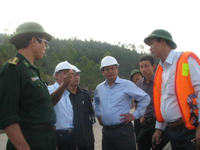 8h 40 phút, thi thể nạn nhân thứ hai vừa tìm được đã được đưa về nơi tập kết tại cầu Rong và được lực lượng chức năng tiến hành khâm liệm. 8h 40 phút, thi thể nạn nhân thứ hai vừa tìm được đã được đưa về nơi tập kết tại cầu Rong và được lực lượng chức năng tiến hành khâm liệm.