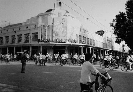 Bách hóa Tổng hợp tại ngã tư Hàng Bài - Tràng Tiền là khu bách hóa lớn nhất của Hà Nội thời bao cấp. Bách hóa Tổng hợp tại ngã tư Hàng Bài - Tràng Tiền là khu bách hóa lớn nhất của Hà Nội thời bao cấp.